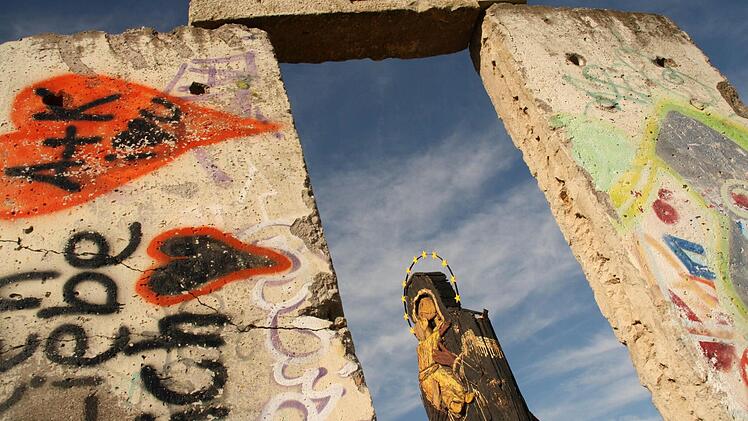 Skulpturen von Künstler Herbert "Jimmy" Fell am Weißen Turm in Niederlauer. Foto: Paul Ziegler
