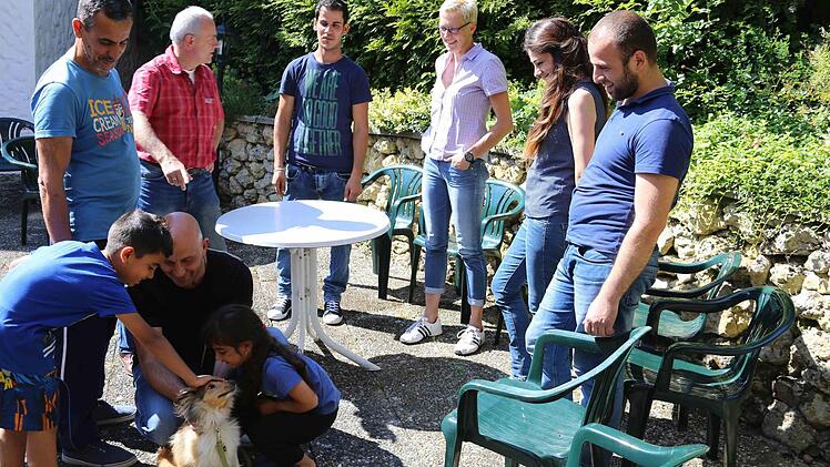 Die Stimmung war schnell gelöst. Vorne der junge Ahmad,9, Murat Atalay und die sechsjährige Razan, die gleich Freundschaft mit Hündchen Sina schloss. Foto: Franz Galster