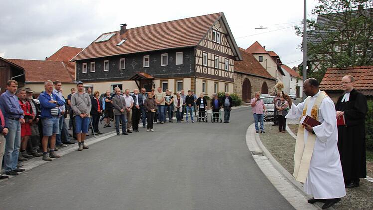 Der Nigerianer Andreas Awotoye bei der Weihe der Straße.Foto: Ralf Kestel