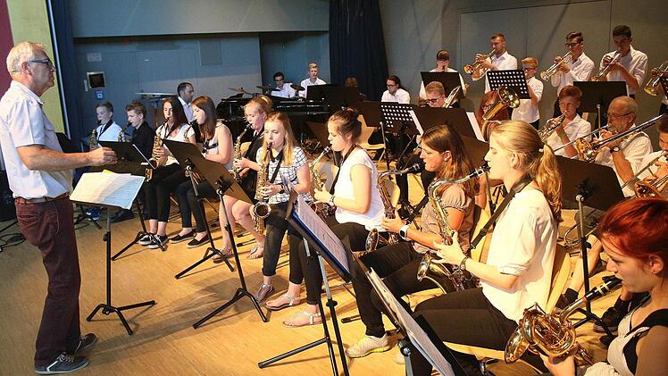 Oberstudienrat und "Chefmusiker" Ekkehard Grieninger in seinem Element, als Leiter der RGM-Bigband.