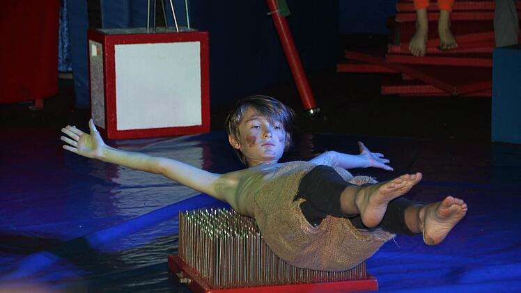 Mutig und ohne jede Spur von Angst legt sich dieser Junge aufs Nagelbett. Diese und ähnliche Tricks lernen die Kinder im Zirkus Schnipp auf dem Volkersberg. Am Ende der gemeinsamen Zirkustage zeigen die Schüler, was sie drauf haben. Fotos: Ulrike Müller
