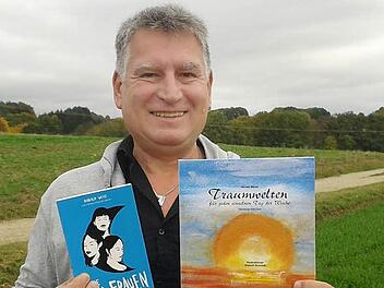 Harald Weiß ist stolz auf seine Bücher.  Foto: Petra Malbrich
