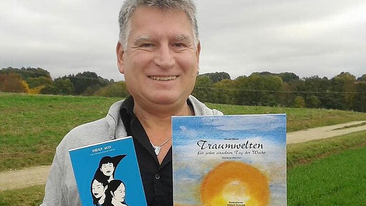 Harald Weiß ist stolz auf seine Bücher.  Foto: Petra Malbrich