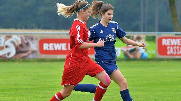 DJK Schnaid/Rothensand - SpVgg Stegaurach II: Anna-Lena Schuberth (li.) traf gegen die  Landesliga-Reserve dreimal und sicherte den Gastgeberinnen den dritten Sieg im vierten Spiel. Foto: Picturedreams