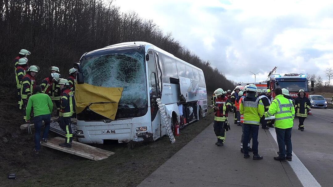 Mittelfranken: Bus mit 26 Schülern verunglückt auf A7 – mehrere Verletzte