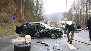 Lastwagen und Auto kollidieren miteinander