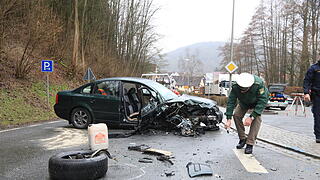 Lastwagen und Auto kollidieren miteinander
