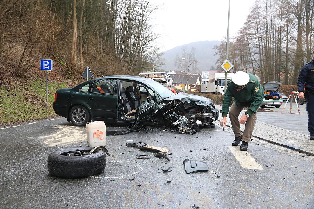 Lastwagen und Auto kollidieren miteinander