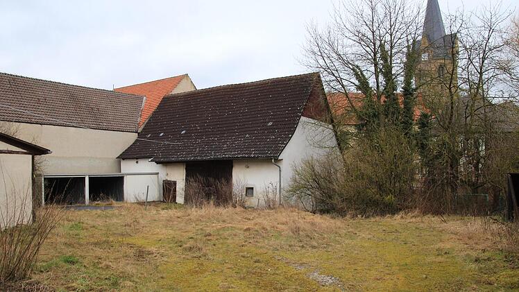 Im Hof wird die Scheue abgerissen und ein kleines Feuerwehrhaus errichtet.