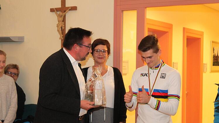 Auch Rainer Schmeußer hat ein Geschenk dabei. Foto:  Carmen Schwind