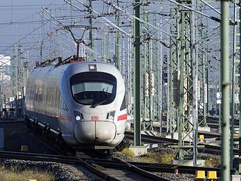 Bei der Deutsche Bahn gibt Zugausfälle in der Region. Die Strecke Bamberg-Erfurt ist betroffen. Bestimmte Haltestellen können teilweise nicht angefahren werden. Symbolbild: Soeren Stache/ZB/dpa