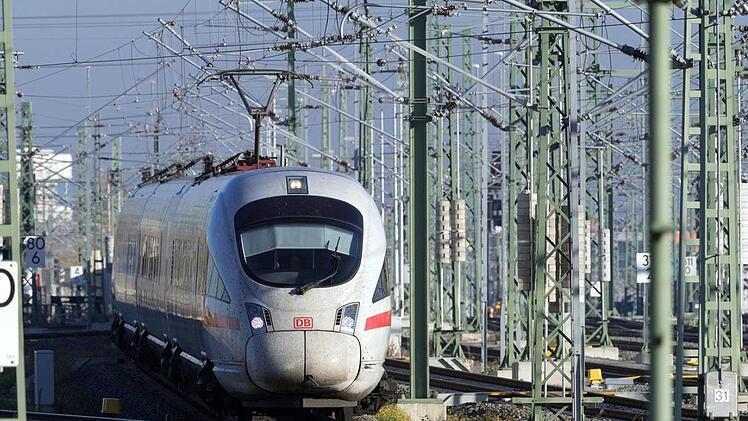Bei der Deutsche Bahn gibt Zugausfälle in der Region. Die Strecke Bamberg-Erfurt ist betroffen. Bestimmte Haltestellen können teilweise nicht angefahren werden. Symbolbild: Soeren Stache/ZB/dpa