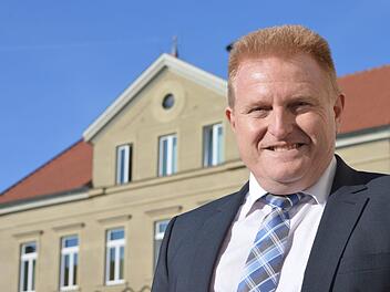 Kandidiert wieder: Bürgermeister Matthias Klement vor dem Maßbacher Rathaus.  Foto: Isolde Krapf