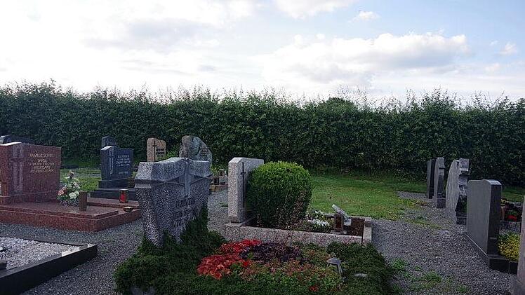 Auf dem Wickendorfer Friedhof soll in zentraler Lage auf der rechten Seite eine zweite Wasserentnahmestelle entstehen.Heike Schülein