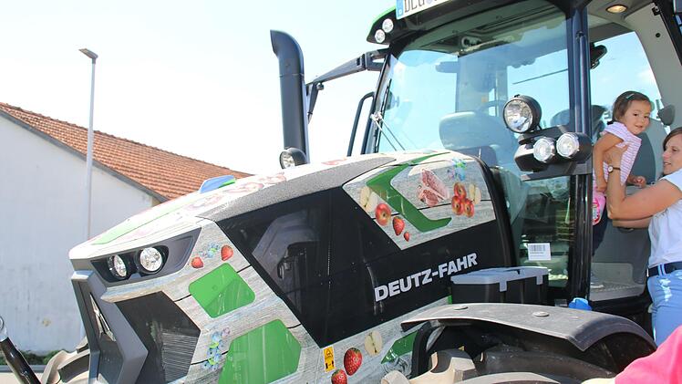 Die Kinder durften den Traktor des Bauernverbands erkunden. Foto: Hilmar Ruppert