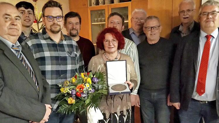 Führungswechsel beim Gesangverein Feuln/Waizendorf; unser Bild zeigt (von links) den Geschäftsführer des Sängerkreises Bayreuth, Ernst Klughardt, den neue Chorleiter Johannes Popp, den neuen Vorsitzenden Frederik Förtsch, den neuen Kassier Max Bau...