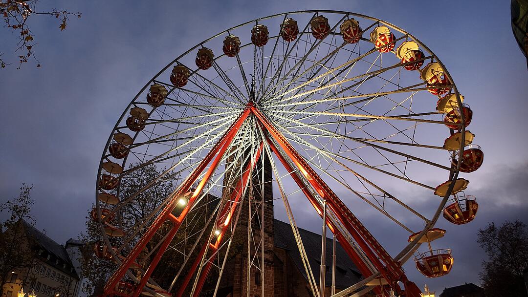 Glühwein, Bratwurst - Und Riesenrad: Winterdorf in Nürnberg eröffnet