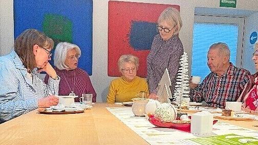 Das gemeinsame Bingo-Spielen stand im Vordergrund der Veranstaltung. Rechts im Bild Sabine König.