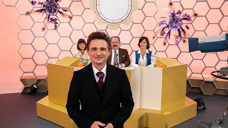 Das Personal von "Dalli Dalli" in der fiktionalisierten Variante, aber gut getroffen: Showmaster Hans Rosenthal (Florian Lukas) steht vor seinem Team Brigitte Xander (Katharina V&ouml;lkl), "Ekki" Fritsch (Timo Dierkes) und Mady Riehl (Theresia Wald).