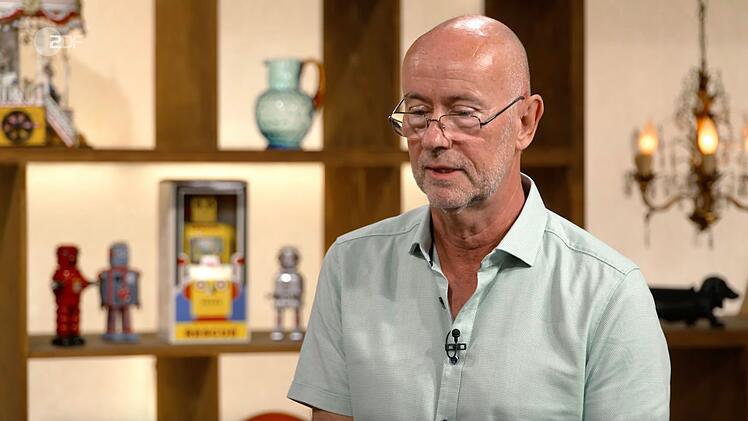 "In den letzten Monaten der DDR habe ich mich offen gegen das Regime gestellt und vor dem Komitee f&uuml;r Menschenrechte in Berlin demonstriert", erinnerte sich Ronald an das Jahr 1988. Die Stasi habe ihn daraufhin direkt von der Stra&szlig;e weg festgenommen und inhaftiert. "Sieben Monate sa&szlig; ich in Stasi-Haft", sagte der Verk&auml;ufer h&ouml;rbar bewegt.