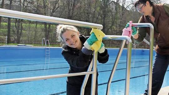 Melanie Bühl (links) und Margarethe Clow putzen seit Anfang April im Akkord, damit bis zu der Eröffnung am 9. Mai alles glänzt und blinkt. Clow arbeitet seit 25 Jahren im Freibad, Bühl seit drei Wochen. Foto: Katja Kölbl