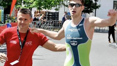 Cheforganisator Helmut Dorsch (links) begleitet den Sieger Maximilian Dietz über den Zielstrich.