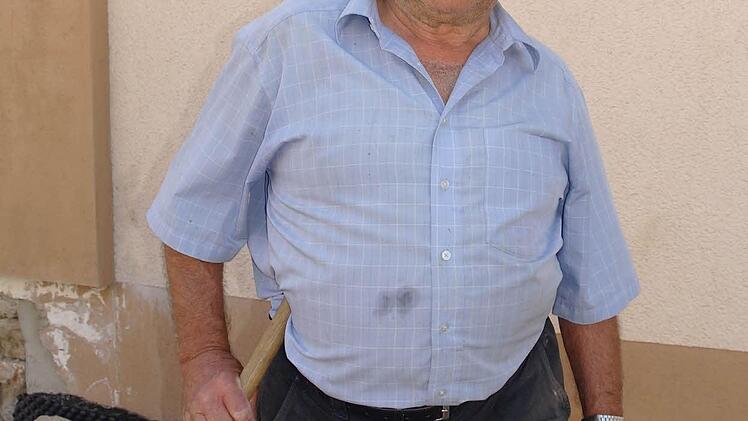 Arbeitet an einem neuen Vorgarten. Erwin Müller kann neben der asphaltierten Straßenseite schon anfangen. Foto: Stephanie Elm