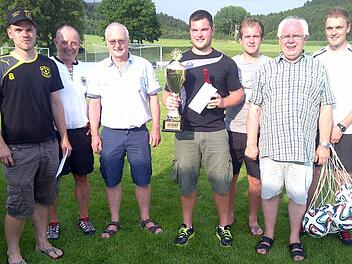 Siegerehrung nach dem Turnier um den GSD-Cup: (von links) D. Pohl (TSV Scherneck), Hans-Michael Schneider (TSV Neukenroth), Hans Rebhan (GSD), Michael Hanke (FC Stockheim), Sebastian Müller (SV Rothenkirchen), Vorsitzender Leo Welscher und Christopher Fehn (beide TSV Neukenroth). Foto: privat