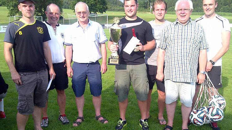 Siegerehrung nach dem Turnier um den GSD-Cup: (von links) D. Pohl (TSV Scherneck), Hans-Michael Schneider (TSV Neukenroth), Hans Rebhan (GSD), Michael Hanke (FC Stockheim), Sebastian Müller (SV Rothenkirchen), Vorsitzender Leo Welscher und Christopher Fehn (beide TSV Neukenroth). Foto: privat