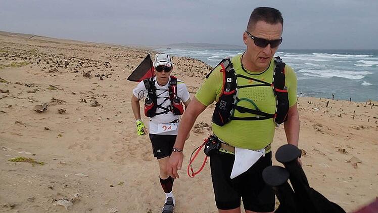 Markus Süße (vorn) und Henning Schmitz am Strand der kapverdischen Insel Boa Vista. Foto: Privat