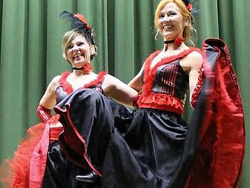 Der Cancan nach Jacques Offenbach, getanzt in typischen rot-schwarzen, hochfliegenden Röcken  Foto: privat