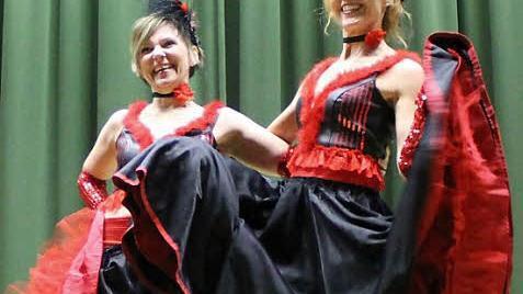 Der Cancan nach Jacques Offenbach, getanzt in typischen rot-schwarzen, hochfliegenden Röcken  Foto: privat