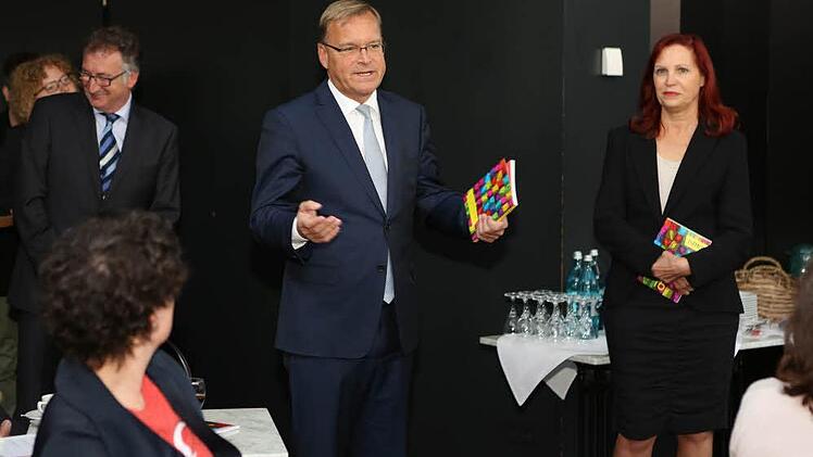 OB Andreas Starke grüßt. Links Verwaltungsleiter Dieter Strattner
