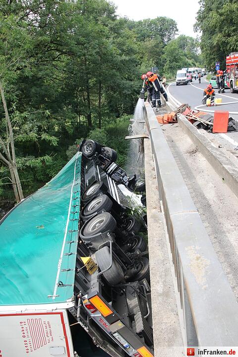 c_Lkw abgestürzt Unfall 06