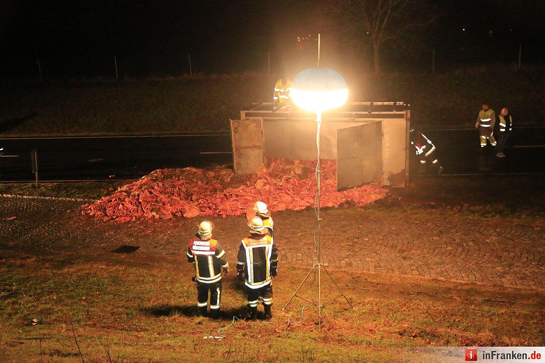 Lkw mit Schlachtabfällen kippt auf B505 um