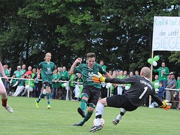 Spannung vor dem Abbruch: Weichtungens Leon Kilian im Duell mit dem Hausener Keeper Sebastian Fichtl. Foto: Hopf