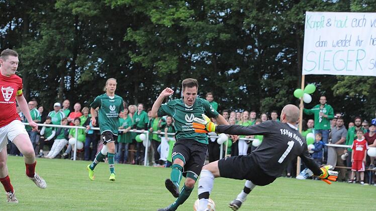 Spannung vor dem Abbruch: Weichtungens Leon Kilian im Duell mit dem Hausener Keeper Sebastian Fichtl. Foto: Hopf