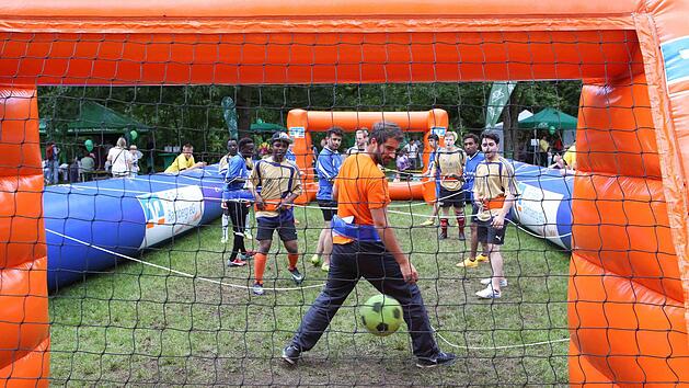 Sportliche Betätigung stand beim Familienfest im Vordergrund - egal ob beim Menschen-Kicker... Foto: RiegerPress