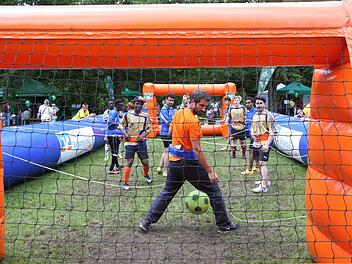 Sportliche Betätigung stand beim Familienfest im Vordergrund - egal ob beim Menschen-Kicker... Foto: RiegerPress