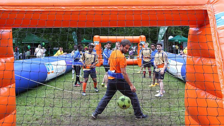 Sportliche Betätigung stand beim Familienfest im Vordergrund - egal ob beim Menschen-Kicker... Foto: RiegerPress