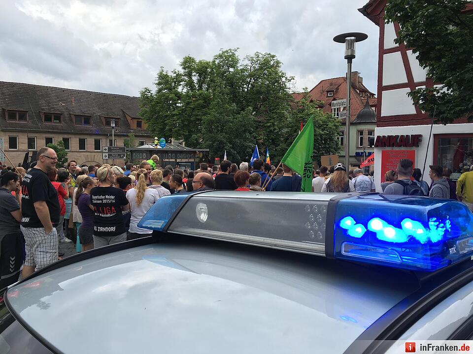 Gegendemonstration zum Aufmarsch der Rechten in Zirndorf - Zahlreiche Strassensperrungen sind die Folge