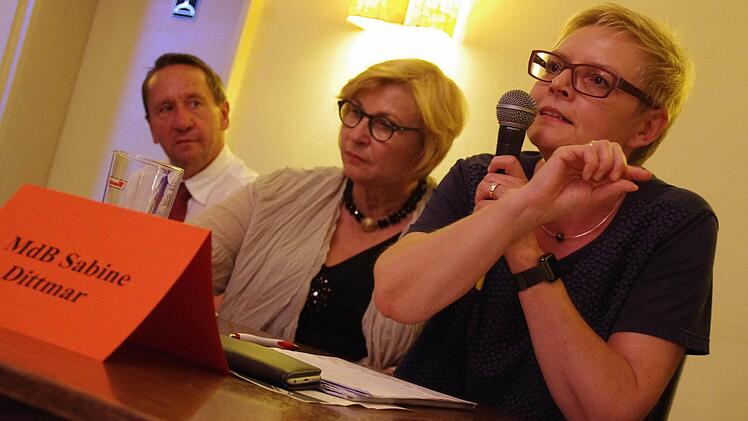 Die Bundestagsabgeordnete Sabine Dittmar (r.) gilt als Expertin für das Gesundheitswesen. Sie befasste sich zusammen mit Landratskandidat Norbert Gräbner und MdB Petra Ernstberger mit der ärztlichen Versorgung im ländlichen Raum. Foto: Marco Meißner