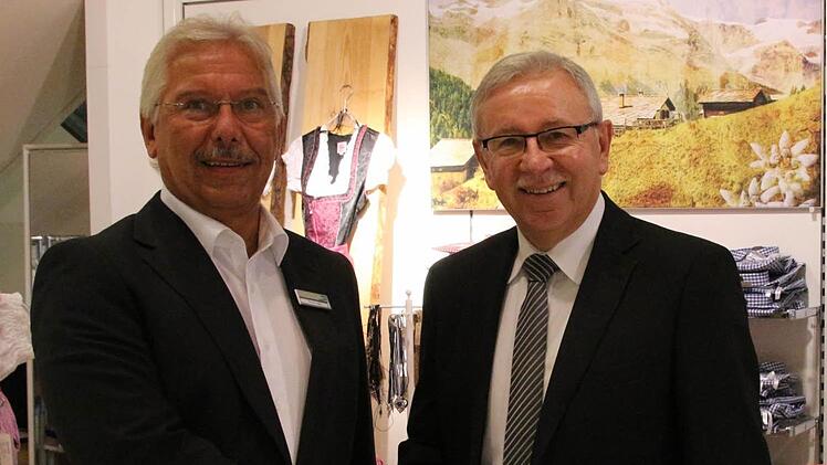 Hartmut Abel (links) ist der neue Geschäftsführer der Coburger Kaufhoffiliale. Klaus-Peter Kempf verabschiedet sich nach einem Jahr in der Vestestadt in den Ruhestand. Foto: Simone Bastian