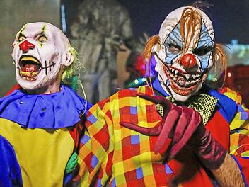 Komplett maskiert gehen die sogenannten Grusel-Clowns auf Erschrecker-Tour. Der zweifelhafte Trend kommt aus den USA. Foto: EPA/Erik S. Lesser