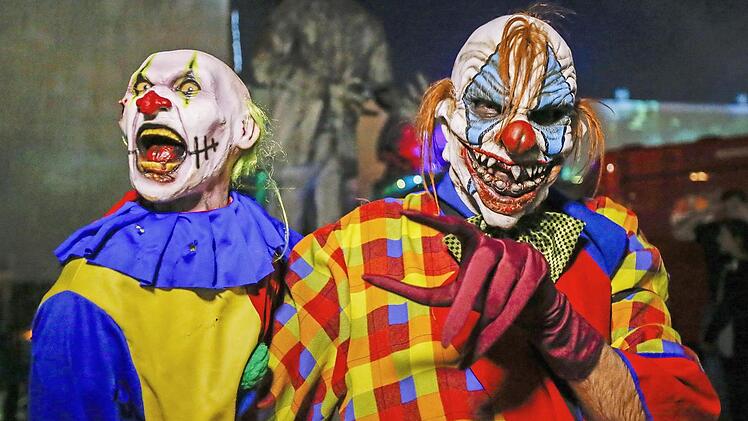 Komplett maskiert gehen die sogenannten Grusel-Clowns auf Erschrecker-Tour. Der zweifelhafte Trend kommt aus den USA. Foto: EPA/Erik S. Lesser