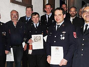 Vorne: Uwe Ganzleben und Siegfried Zillig. Dahinter: Die Geehrten Kai Hohenreuther, Rainer Heckel, Thomas Bock, stellv. Landrat Jörg Kunstmann, Bürgermeister Martin Bernreuther sowie die beiden Ehrenmitglieder Werner Stübinger und Gerhard Friedmann. Foto: Katharina Müller-Sanke