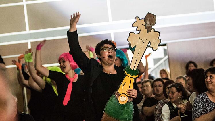 Das Vocalensemble Coburg unter Leitung von Steffi Berg beeindruckte das Publikum in Bad Rodach mit seiner Show-Gala. Foto: Jochen Berger