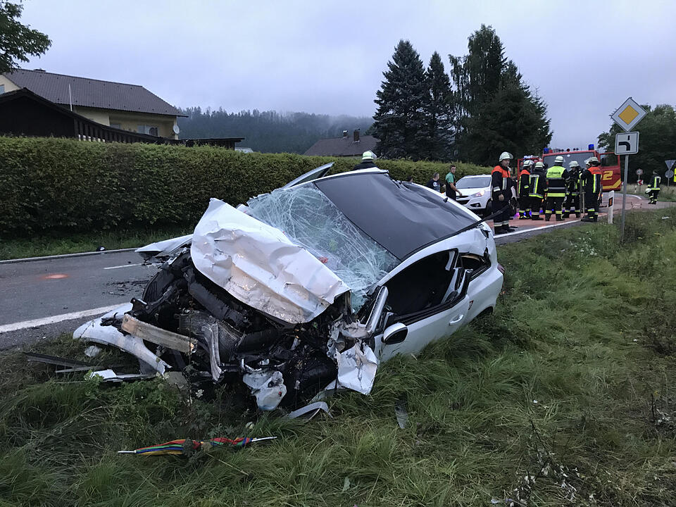 Kreis Kronach: Auto und Lkw kollidieren frontal – Zwei junge Menschen schwer verletzt