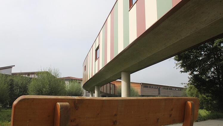 Der Gang überspannt den Lauterbach zwischen Hotel und Therme. Jann Weckel