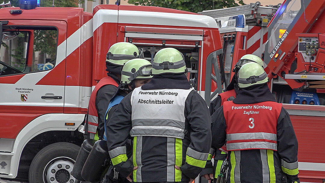 Dachstuhl eines Mehrfamilienhauses fängt Feuer